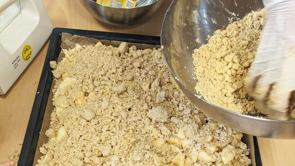 Streusel auf den Apfelkuchen